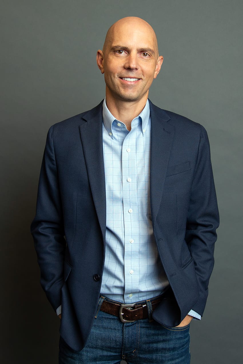 https://www.alianza.com/wp-content/uploads/2023/11/brian-beutler.jpg